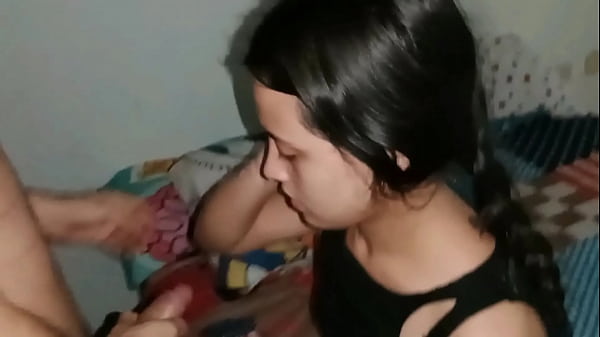 PORNO CASERO AMATEUR CON HERMOSA FLAQUITA HERMANASTRA DE VAGINA ROSADITA Y APRETADA, QUE RICO SE SIENTE – XNXX